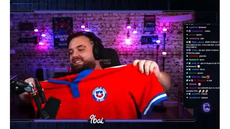 Ibai Llanos mostró contento la nueva camiseta de la selección chilena que recibió.