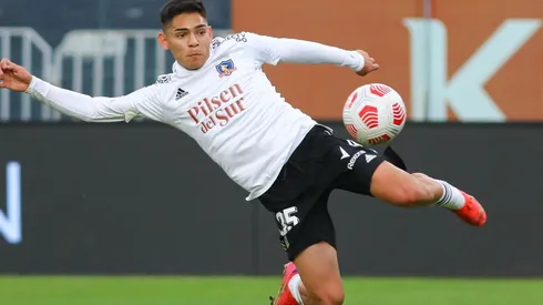 Cuando el reloj marcó los 30 minuto Colo Colo cumple con la norma del Sub 21 con la participación de Joan Cruz.