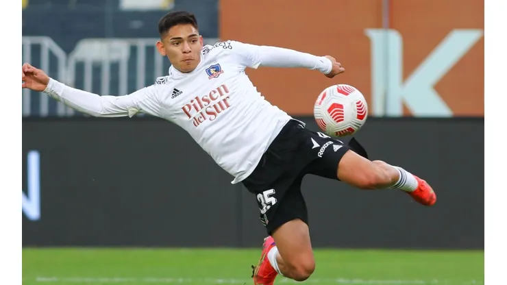 Cuando el reloj marcó los 30 minuto Colo Colo cumple con la norma del Sub 21 con la participación de Joan Cruz.