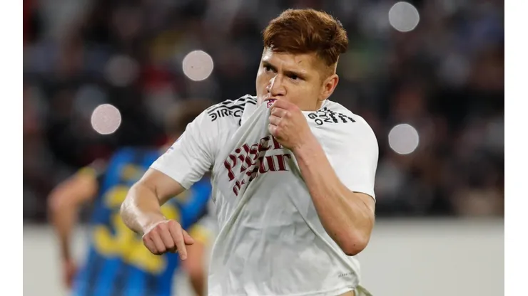 A Barticciotto no le agradó el beso que le dio Leo Gil a la camiseta de Colo Colo dejando abierto el debate de las celebraciones. Foto: Agencia Uno
