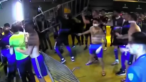 Los jugadores de Boca Juniors no aguantaron la frustración e intentaron agredir a los presentes