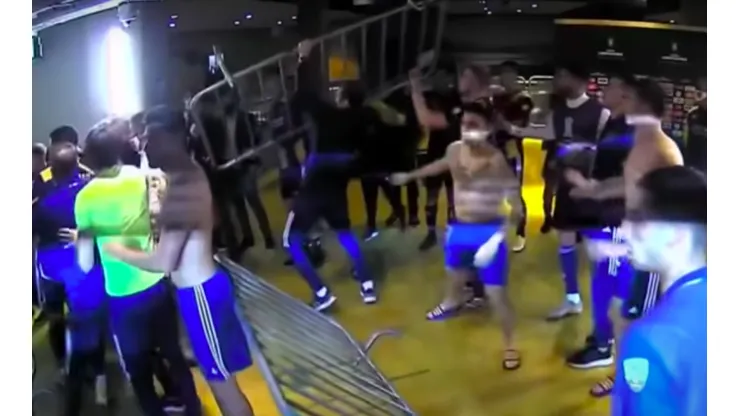 Los jugadores de Boca Juniors no aguantaron la frustración e intentaron agredir a los presentes