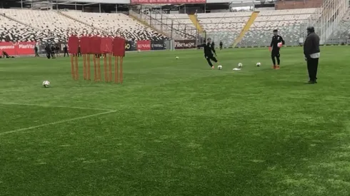 Santos y un golazo de tiro libre en el entrenamiento de Colo Colo.