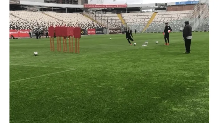 Santos y un golazo de tiro libre en el entrenamiento de Colo Colo.