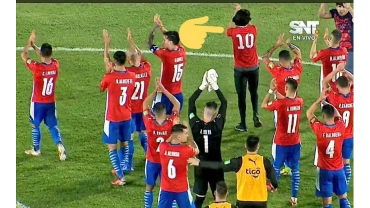 Hincha paraguayo se mimetiza con sus jugadores para lograr el objetivo de una foto con Lio Messi.