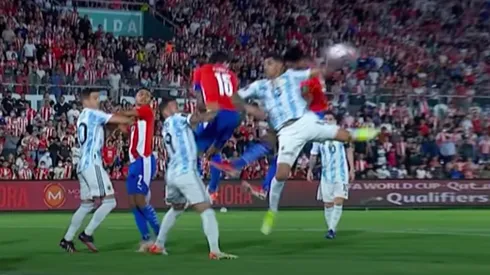 Argentina cometió un penal con una mano, pero para el VAR hubo un empujón antes