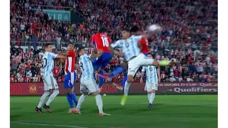 Argentina cometió un penal con una mano, pero para el VAR hubo un empujón antes