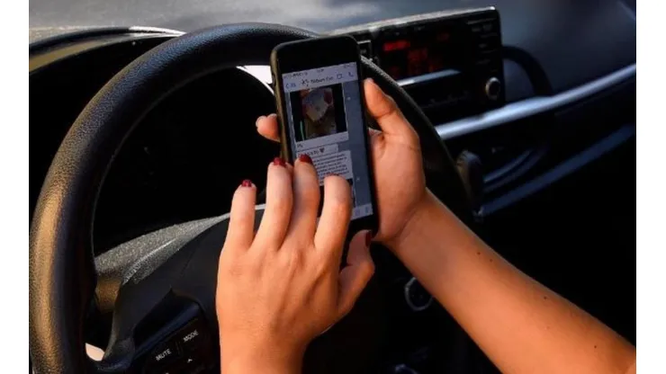 ¿Cuáles son las multas por utilizar el celular mientras se conduce?