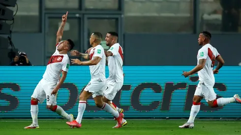 Christian Cueva aprovecha una de las pocas opciones para adelantar a Perú sobre Chile. Foto: Getty Images