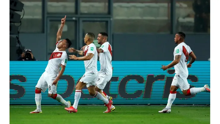Christian Cueva aprovecha una de las pocas opciones para adelantar a Perú sobre Chile. Foto: Getty Images