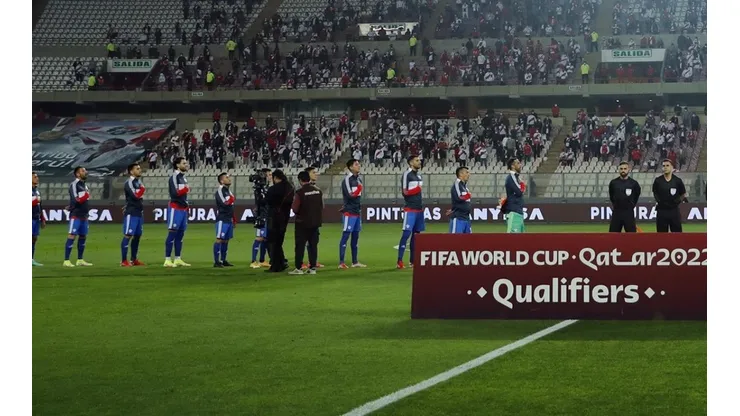 La selección chilena cantó el Himno bajo pifias en el estadio Nacional de Lima.