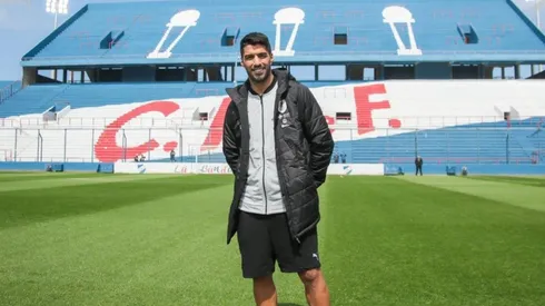 15 años después Luis Suárez vuelve al Gran Parque Central, esta vez con la camiseta de Uruguay para recibir a Colombia por Eliminatorias. Foto: @Nacional
