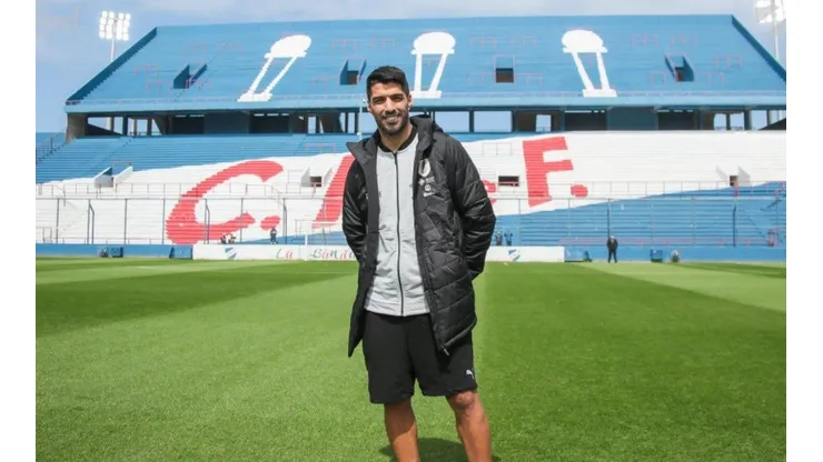 15 años después Luis Suárez vuelve al Gran Parque Central, esta vez con la camiseta de Uruguay para recibir a Colombia por Eliminatorias. Foto: @Nacional