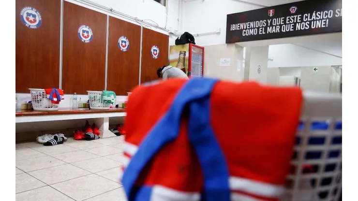 El camarín de Chile en Perú: mensaje fraternal y tipografía de la nueva camiseta.