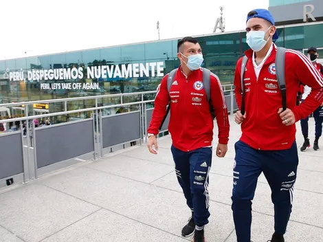 Peruanos llenan de sus banderas el bus de la Roja