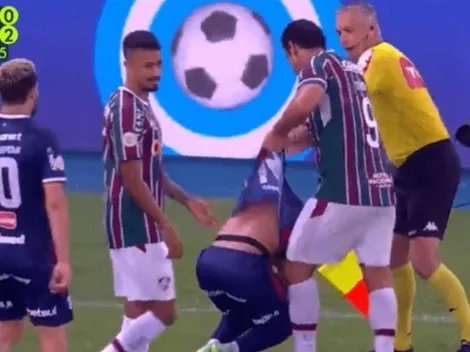 ¡Se volvió loco! Fred levantó a un rival como a un muñeco