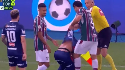 Fred levantando a un rival de la camiseta