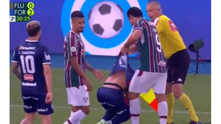 Fred levantando a un rival de la camiseta
