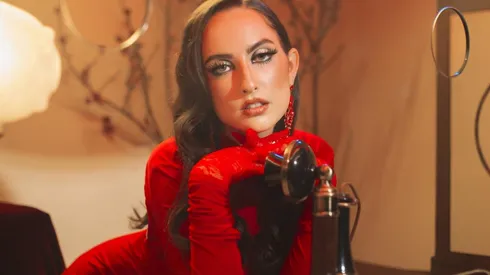 Shirel en el video de Papi no me hagas llorar.