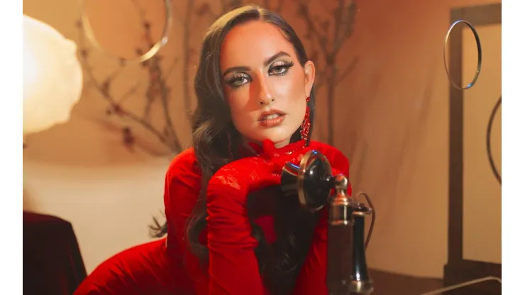 Shirel en el video de Papi no me hagas llorar.