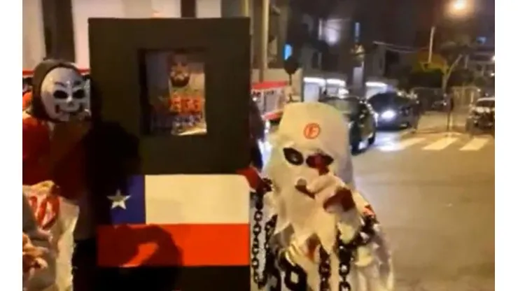 El ataúd que armaron hinchas peruanos con la cara de Vidal