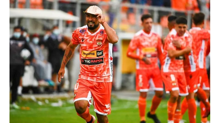Maturana celebró su gol con un casco minero