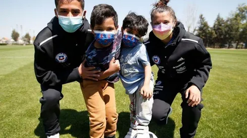 Lucas Assadi de la sub-20 y Viviana Torres de la selección femenina compartieron con familias migrantes.