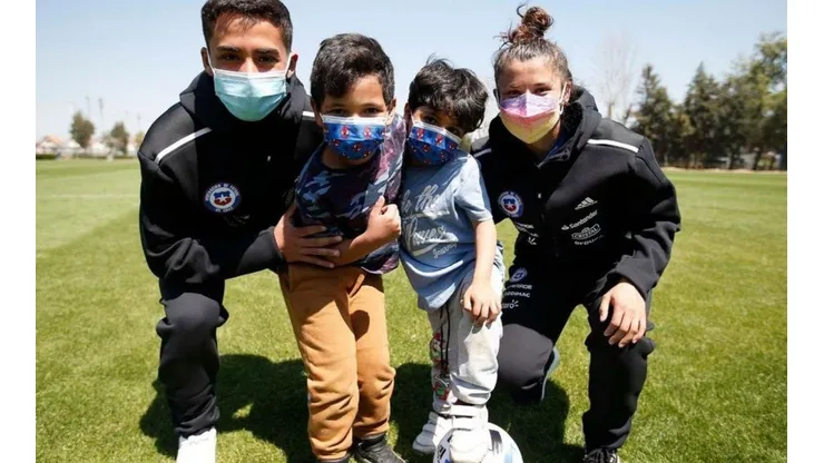 Lucas Assadi de la sub-20 y Viviana Torres de la selección femenina compartieron con familias migrantes.