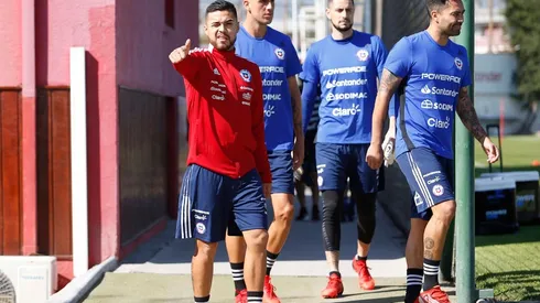 Paulo Díaz luce la nueva chaqueta adidas de la selección chilena.