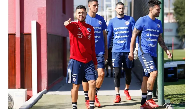 Paulo Díaz luce la nueva chaqueta adidas de la selección chilena.