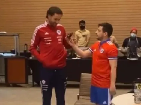 Pollo Castillo desordena a la Roja con particular regalo a Ben