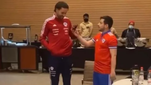 El influencer sorprende en la noche de la concentración de la Roja para vivir un momento de diversión en las Eliminatorias.