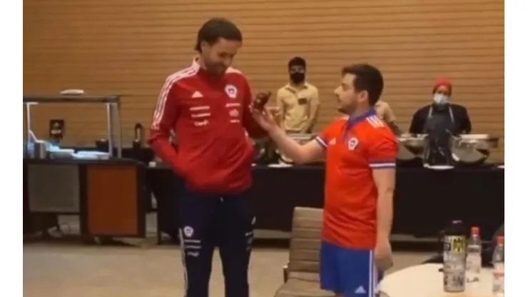El influencer sorprende en la noche de la concentración de la Roja para vivir un momento de diversión en las Eliminatorias.