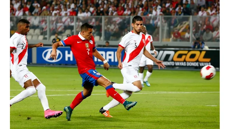Alexis Sánchez marcó tres goles por eliminatorias ante Perú en el estadio Nacional de Lima