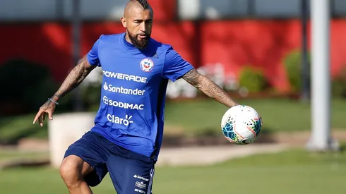 El suspendido Arturo Vidal no acompañará a la selección chilena en su viaje a Lima, donde se enfrentará con Perú este jueves