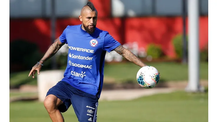 El suspendido Arturo Vidal no acompañará a la selección chilena en su viaje a Lima, donde se enfrentará con Perú este jueves