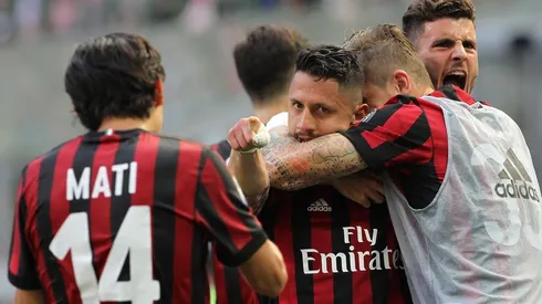 Gianluca Lapadula y Matías Fernández coincidieron en el Milan en 2017, donde incluso el volante nacional le entregó una asistencia al peruano en un gol.
