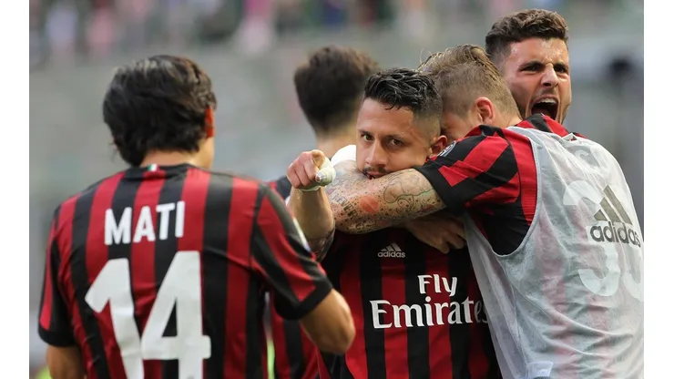 Gianluca Lapadula y Matías Fernández coincidieron en el Milan en 2017, donde incluso el volante nacional le entregó una asistencia al peruano en un gol.