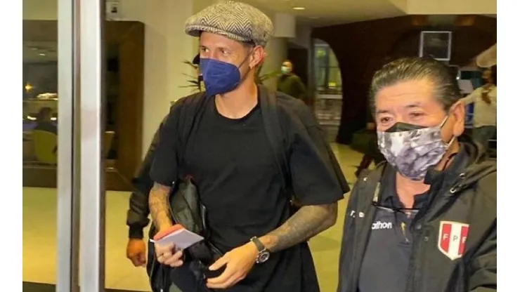 Gianluca Lapadula llega a Lima desatando la alegría de los hinchas peruanos