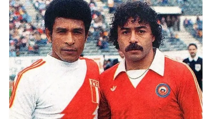 Héctor Chumpitaz y Carlos Caszely hace algunas décadas animaban el Clásico del Pacífico entre Perú y Chile
