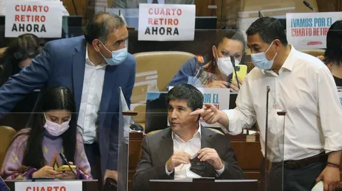 Los diputados Daniela Cicardini (i), Fidel Espinoza (ci), Manuel Monsalve (cd) y Leonardo Soto (d), durante la Sesión Especial de Sala de la Cámara de Diputados, que analiza el proyecto que permite un cuarto retiro de fondos de pensiones, por la pandemia del Covid-19.