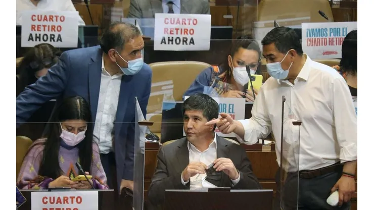 Los diputados Daniela Cicardini (i), Fidel Espinoza (ci), Manuel Monsalve (cd) y Leonardo Soto (d), durante la Sesión Especial de Sala de la Cámara de Diputados, que analiza el proyecto que permite un cuarto retiro de fondos de pensiones, por la pandemia del Covid-19.