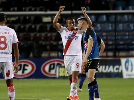 Huachipato cae goleado por Curicó y se complica en el fondo