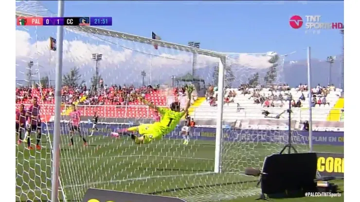 Iván Morales derrota con un tiro de distancia a Cristopher Toselli para adelantar a Colo Colo en el marcador.
