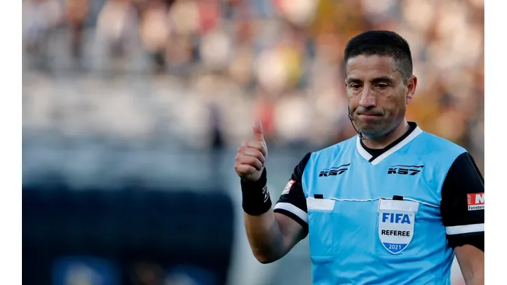 Eduardo Gamboa decide dejar el arbitraje en el duelo entre Colo Colo y Ñublense, en el estadio Monumental. Foto: Agencia Uno.