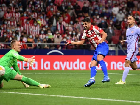 Suárez se venga del Barcelona y le toca la oreja a Koeman