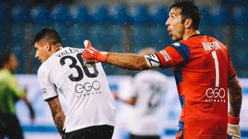 El portero italiano aprovecha de divertirse en el camarín del Parma jugando al popular cachipún junto a sus compañeros. Foto: @1913Parmacalcio