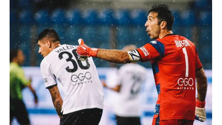 El portero italiano aprovecha de divertirse en el camarín del Parma jugando al popular cachipún junto a sus compañeros. Foto: @1913Parmacalcio