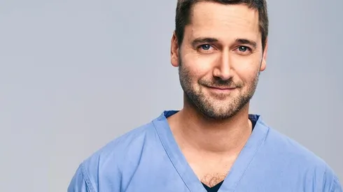 Ryan Eggold protagoniza New Amsterdam, la exitosa serie que emitirá TVN.