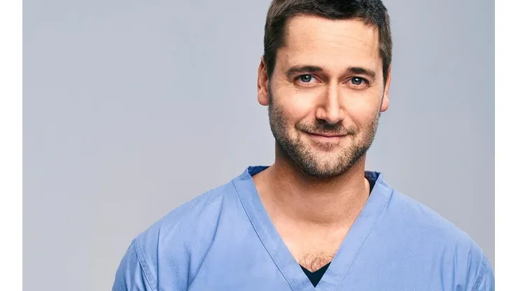 Ryan Eggold protagoniza New Amsterdam, la exitosa serie que emitirá TVN.